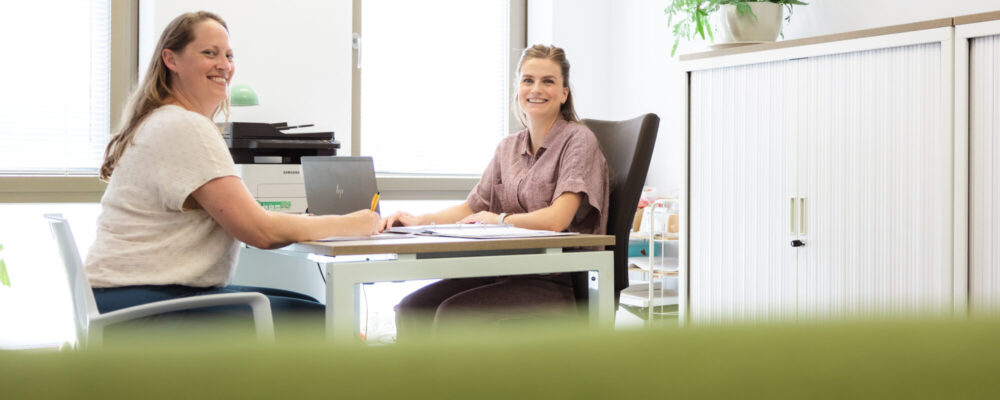 Sandra en Lisette van Ergotherapie Krimpen aan het werk in de praktijk