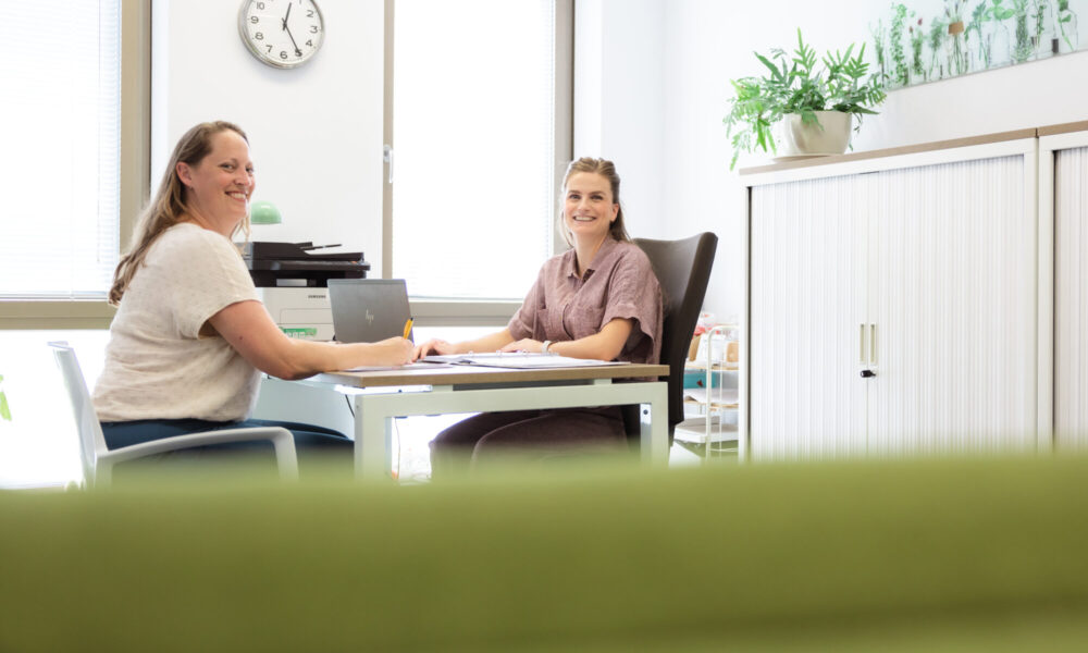 Sandra en Lisette van Ergotherapie Krimpen aan het werk in de praktijk