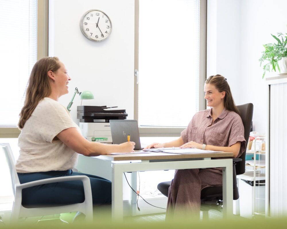 Ergotherapeut van Ergotherapie Krimpen in gesprek met een cliënt in de praktijk